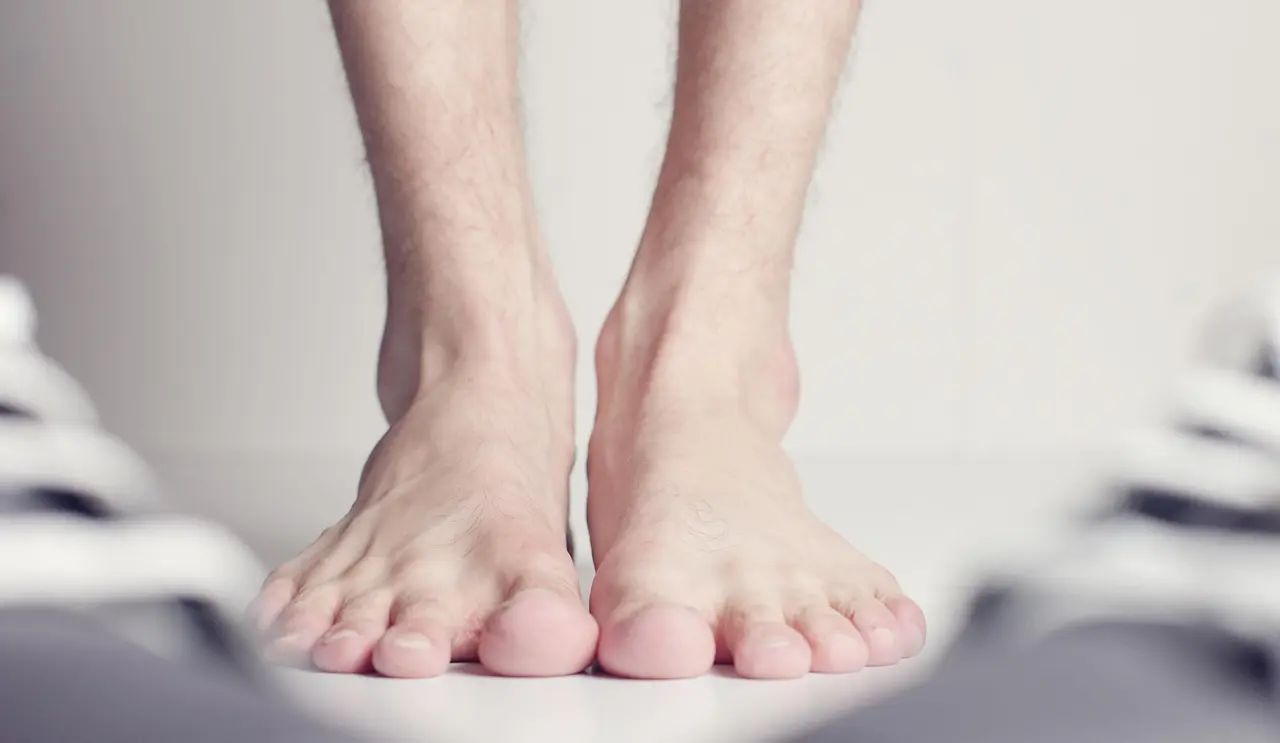 Grzybica paznokci stóp u sportowców: dlaczego wraca i jak przerwać błędne koło